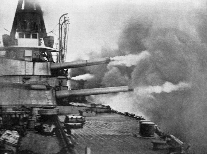 https://upload.wikimedia.org/wikipedia/commons/2/24/Brazilian_battleship_Minas_Geraes_firing_a_broadside.jpg