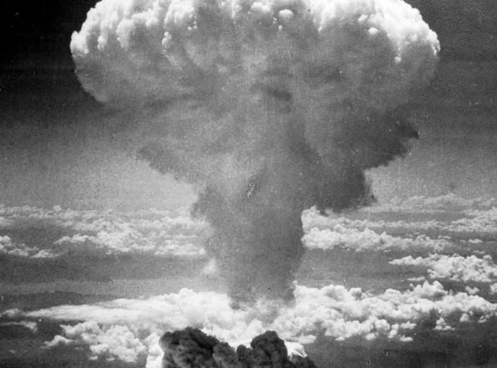 https://upload.wikimedia.org/wikipedia/commons/e/e0/Nagasakibomb.jpg
