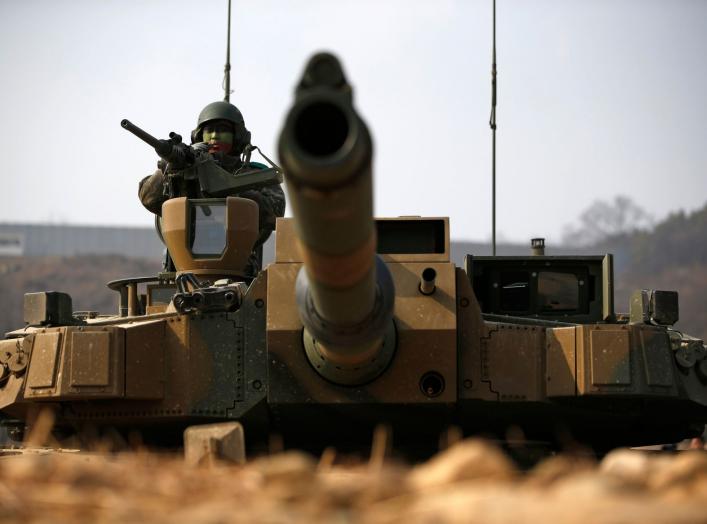 A South Korean army soldier takes position at the army's K-2 tank during an annual live-fire military exercise in Yangpyeong February 11, 2015. REUTERS/Kim Hong-Ji (SOUTH KOREA - Tags: MILITARY)