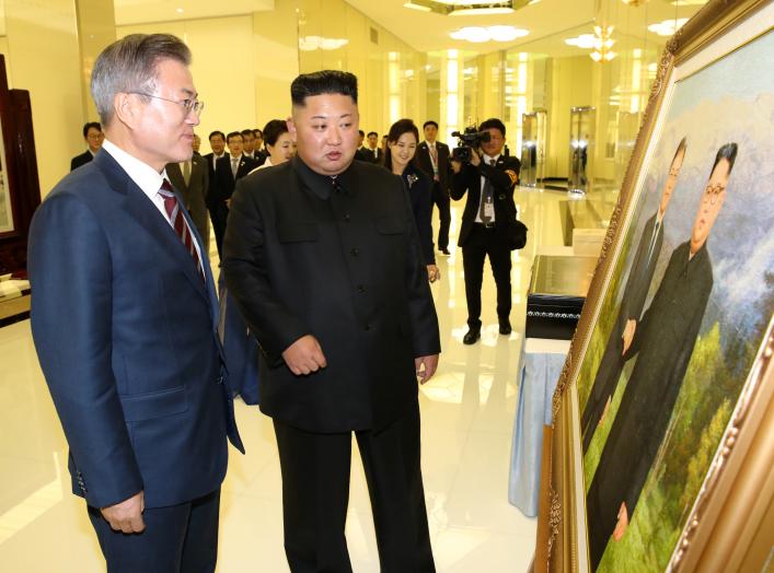 South Korean President Moon Jae-in and North Korean leader Kim Jong Un arrive for a banquet in Pyongyang, North Korea, September 18, 2018. Pyeongyang Press Corps/Pool via REUTERS