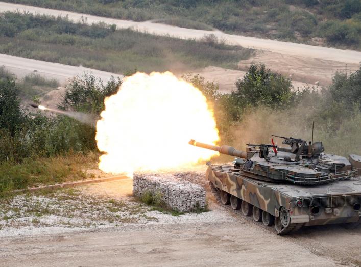 A South Korean army artillery tank fires during a live fire exercise ahead of the Defense Expo Korea 2016 near the demilitarized zone separating the two Koreas in Pocheon, South Korea, September 6, 2016. REUTERS/Kim Hong-Ji