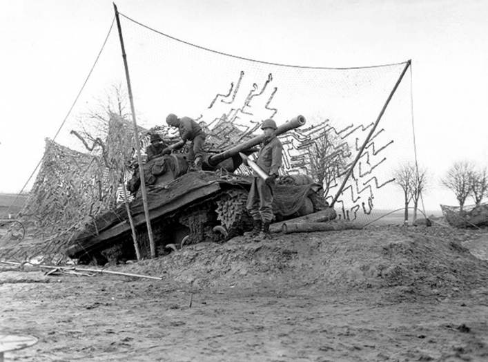SC 197925. Btry C, 702nd Tank Destroyer Battalion, 2nd Armored Division, tank destroyer on dug-in ramp has plenty of elevation to hurl shells at long range enemy targets across the Roer River. (16 Dec 1944).