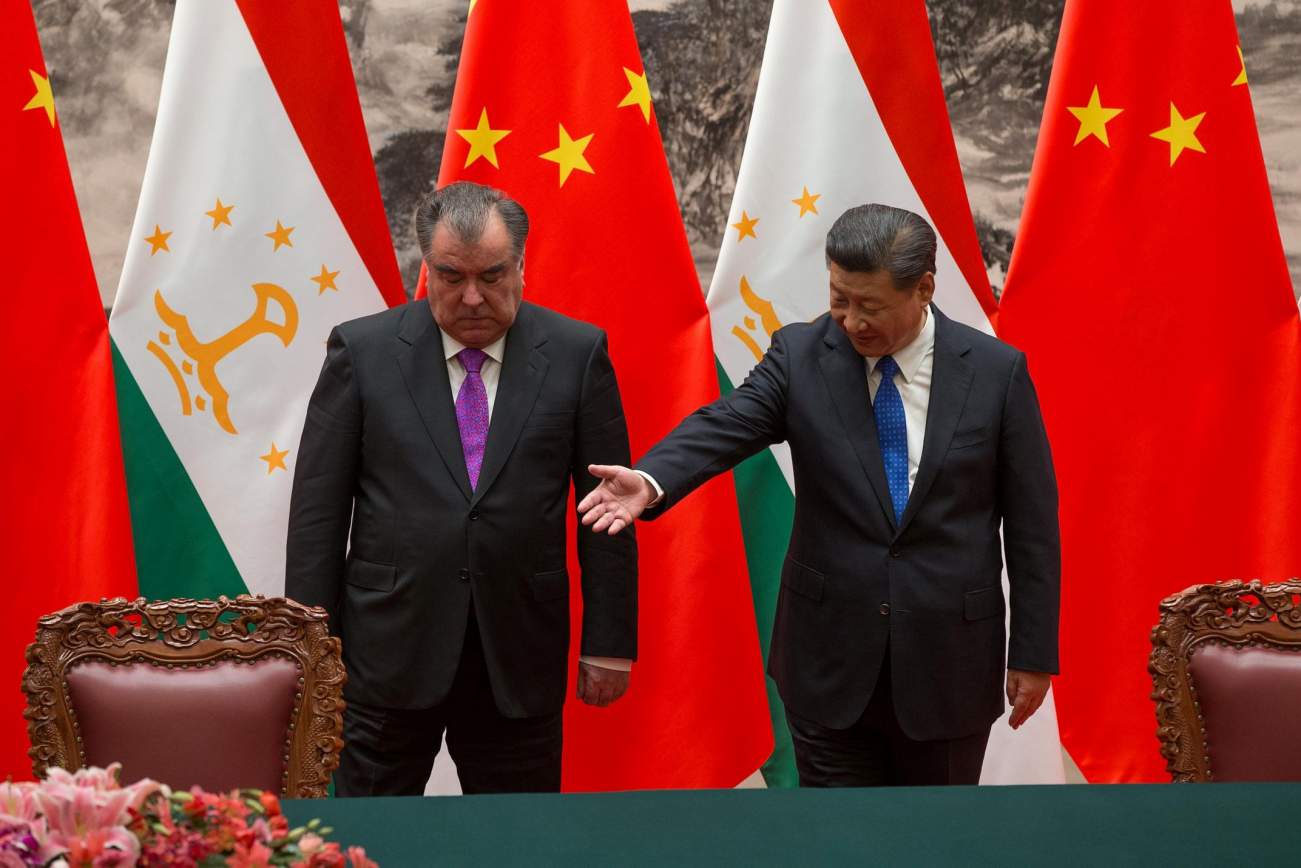 Chinese President Xi Jinping with Tajikistan's President Emomali Rahmon attend the signing ceremony during their meeting at the Great Hall of the People in Beijing, China August 31, 2017. REUTERS/Roman Pilipey/Pool