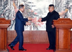 South Korean President Moon Jae-in and North Korean leader Kim Jong Un attend a joint news conference in Pyongyang, North Korea, September 19, 2018. Pyeongyang Press Corps/Pool via REUTERS